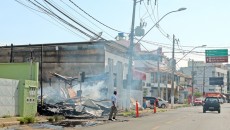 Bombeiros controlam incêndio em depósito de madeira 3 incendio 1 leo
