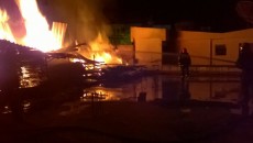 Bombeiros controlam incêndio em depósito de madeira 1 incendio3