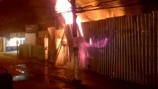 Bombeiros controlam incêndio em depósito de madeira 2 incendio4
