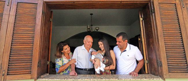 o-recem-nascido-bernardo-recebe-o-carinho-da-mae-caroline-do-avo-andre-a-direita-da-bisavo-rosangela-e-do-tataravo-semeao-de-souza-leonardo-costa