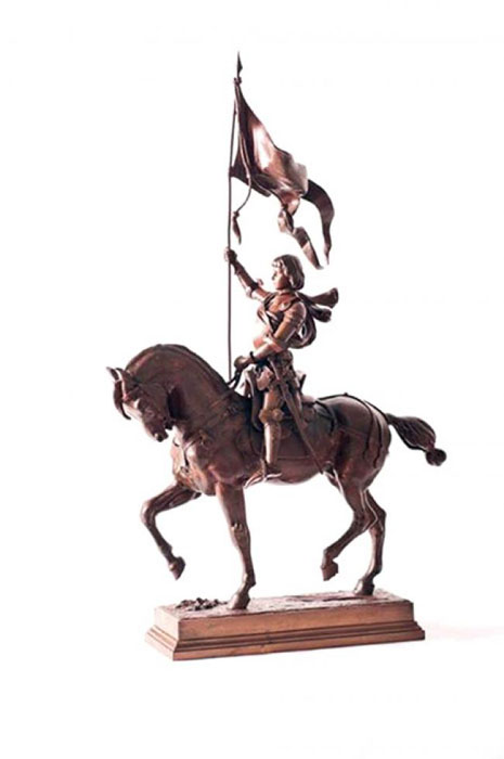 (Parte da) casa cheia 2 Escultura em bronze "Joana D'arc a cavalo" do século XIX, de autoria de Alfred Baryem pertence à coleção Viscondessa de Cavalcanti (Foto: Marcelo Ribeiro)