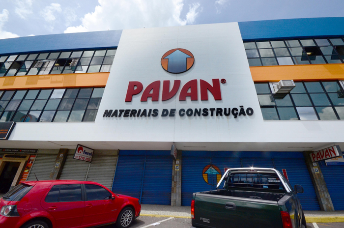 Na matriz, na Avenida Brasil, atendimento estava fechado aos consumidores; ponto foi alugado pela Casa Mattos, que nega ter ocorrido qualquer tipo de fusão entre as duas redes. (foto: Olavo Prazeres)