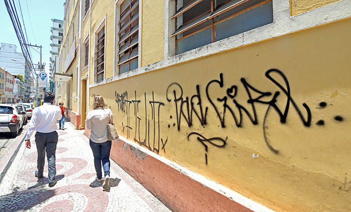 PM flagra adolescentes e uma jovem pichando no Centro 1 Uma das pichações foi feita na Rua Espírito Santo (Foto: Leonardo Costa)