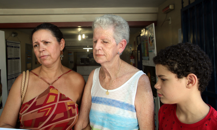 "O ideal é sempre optar pela prevenção"/ Marilúcia Vasconcelos,  47 anos, que foi à Uaps  Centro Sul acompanhada da mãe e do filho, mas não conseguiu a imunização. (Foto: Fernando Priamo)