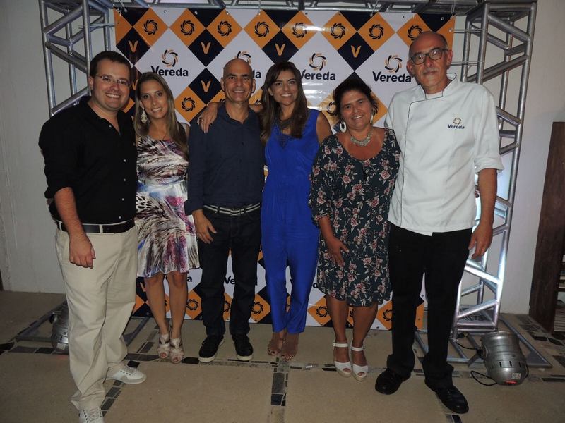 Marcelo Macedo, Patrícia Castro, Diogo Bellotti e Fernanda Ramos Bellotti, Heliane Machado e o ‘chef’ Marcão de Paula no jantar de lançamento do Cream Cheese Vereda. Foto: Cláudia Fiqueiredo   