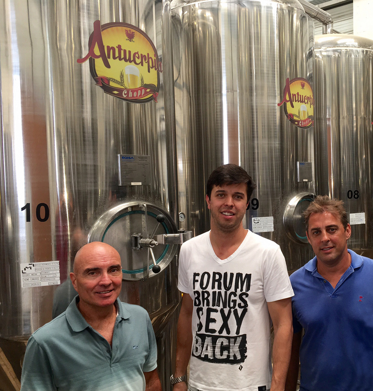 O diretor da Antuérpia, Saulo Oliveira ladeado, por Ricardo Zacaron e Eumar Werneck na visita à cervejaria, no Park Sul  