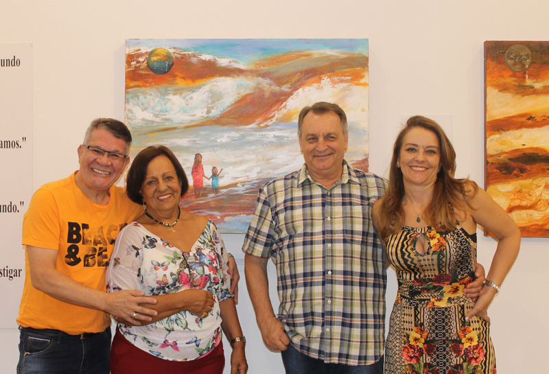 Eduardo Gomes, a artista Nequitz Miguel, Vagner Aniceto e Yara Persi em noite de 'vernissage' 