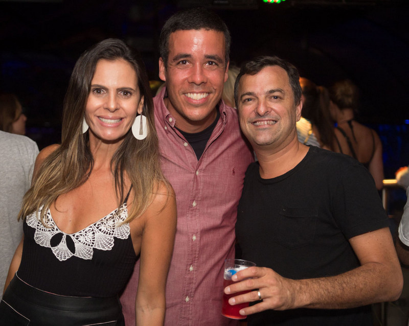 Carol Novy, Hélio Alves e Iuri Girardi, na Orla Bardot, comemorando os 13 anos do Privilège Búzios Foto: YANN LENZ 