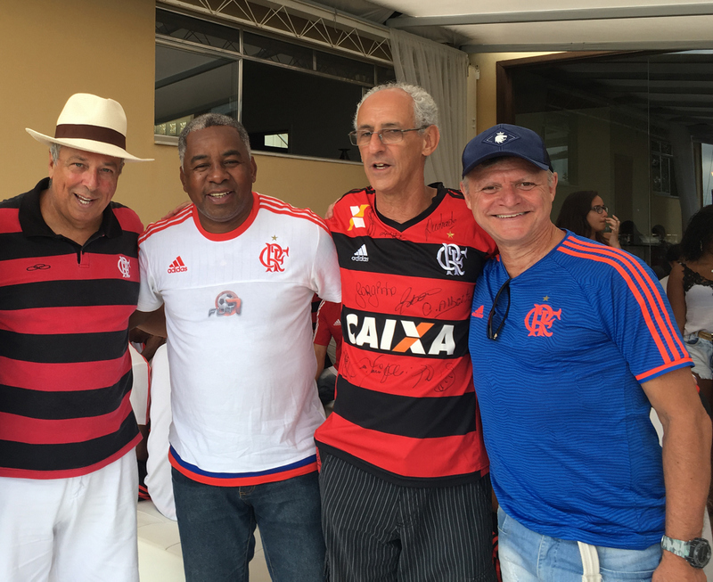 O aniversariante José Lúcio Fernandes com o ex-jogador Andrade, juiz-forano campeão da Copa Intercontinental de 1981 pelo Flamengo, Renato Dárcio Camilo e Luiz Otávio Larcher em tarde de festa no Enseada Foto: VICTOR HUGO   
