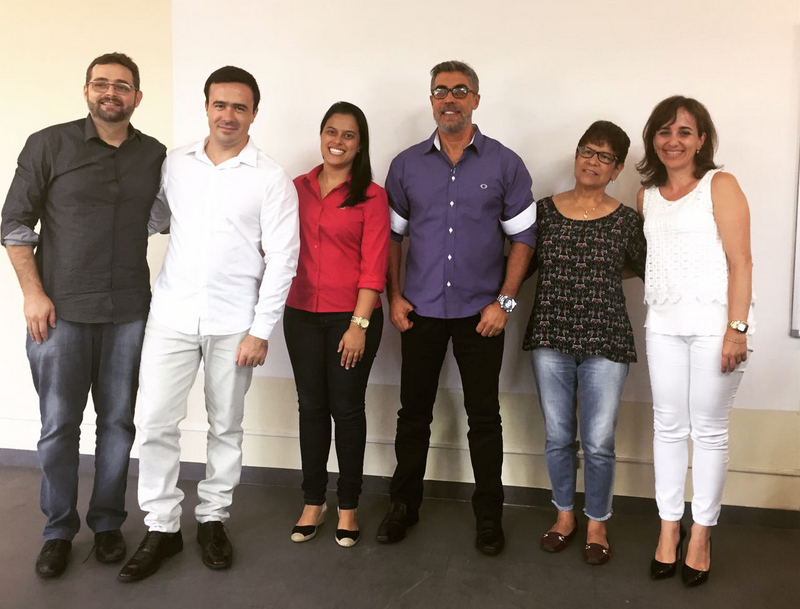 Coluna CR – 12-02-2017 1 Miguel Gontijo é ladeado pelos componentes da banca, professor Humberto Moreira Húngaro (UFJF), co-orientadora Fernanda Maria Pinto Vilela (UFJF), professor Silvio Silvério da Silva (USP), orientadora Maria da Penha Henriques do Amaral (UFJF) e co-orientadora Mirian Pereira Rodarte (UFJF).
