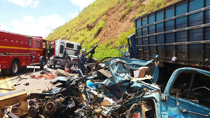Acidente deixou um morto e dois feridos (Foto: Divulgação/ Bombeiros)