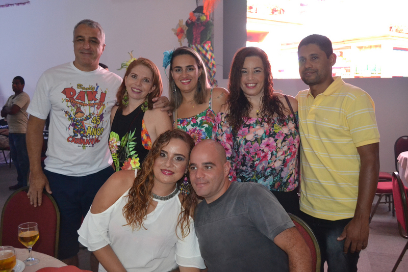 Coluna CR – 18-02-2017 2 Flávio Marques, Sarah Dolatese, Bruna Motta, Miryam Dolatese, Ricardo Gonçalves (em pé), Emília Dolatese e Rafael Lopes. Foto: Toninho Carvalho