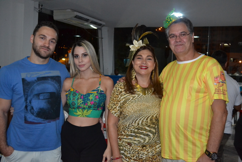 Coluna CR – 01-03-2017 1 Diogo Albert, Daise Costa, Léa e Sebastião Costa, curtindo o baile da Banda Daki, no Clube Bom Pastor Foto: Toninho Carvalho