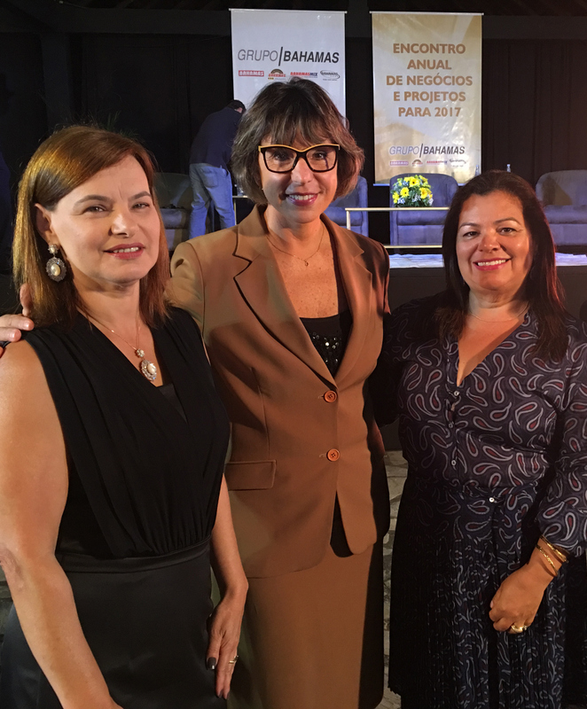  Marta Lopes Reis e Isabel Lopes ladeando a competente jornalista Salete Lemos, que fez palestra no Encontro de Negócios e Projetos do Grupo Bahamas, anteontem, na Estação São Pedro    