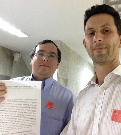 Juiz-forano é um dos autores de ação que suspendeu nomeação de Moreira Franco 1 Rafael Juliano (à esquerda) e Gianmarco Ferreira (à direita), ao protocar a ação popular contra a nomeação de Moreira Franco. (Foto: Gianmarco Ferreira)