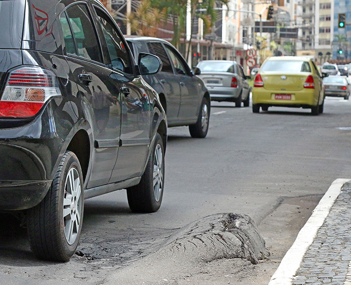 Desnível em via do São Mateus 1 O desnivelamento do piso chega a cerca de 40 centímetros de altura (Foto: Leonardo Costa)