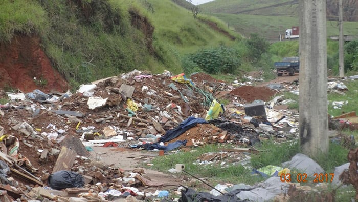 Bota-fora irregular perto do canil 1 lixo e entulho de construção em terreno no final da Rua Martins Barbosa, em Benfica