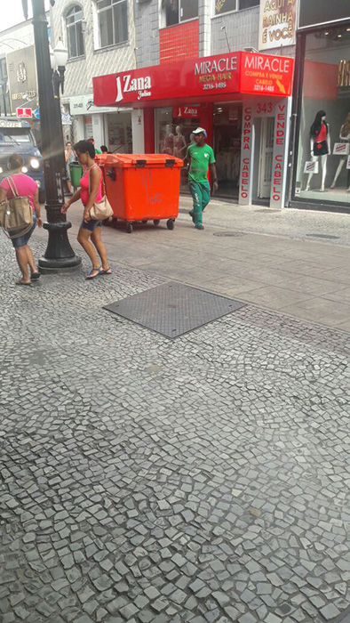Lojistas reclamam do horário de caçambas 1 VU