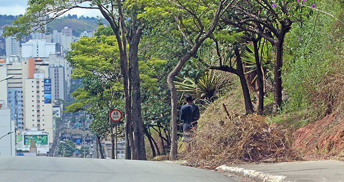 Descarte causa transtorno a pedestres 1 Problema tem dificultado a circulação de pedestres (Foto: Leonardo Costa)