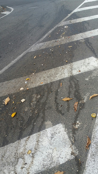 Resíduos líquidos espalhados pela rua