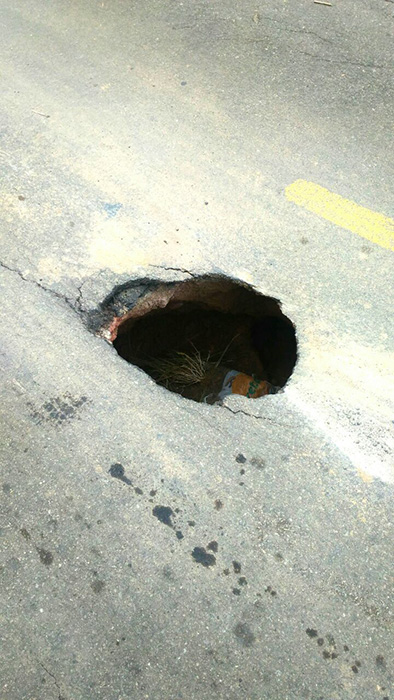 Asfalto com buraco na Cidade do Sol 1 Buraco está localizado no centro da Rua Flanklin de Paula Marques (Foto: Sônia Castilho)