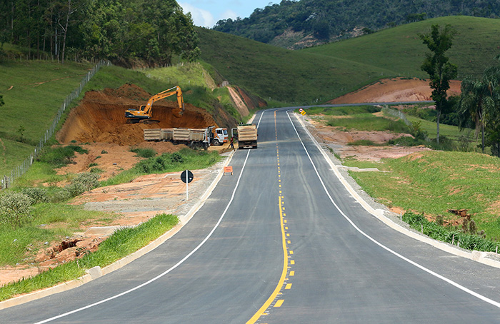 Mesmo com a crise, demanda por voos cresce 2 Trecho tem quase 14 quilômetros; ainda faltam ser concluídos trevos de acesso, pavimentação e drenagem (Foto: Fernando Priamo)