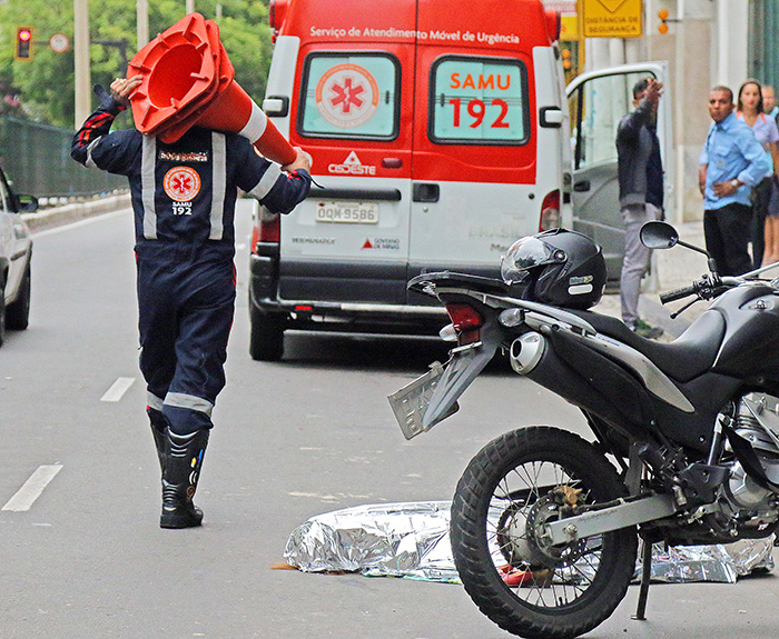 Uma viatura do Samu foi acionada, mas idosa morreu ainda no local (Foto: Leonardo Costa)