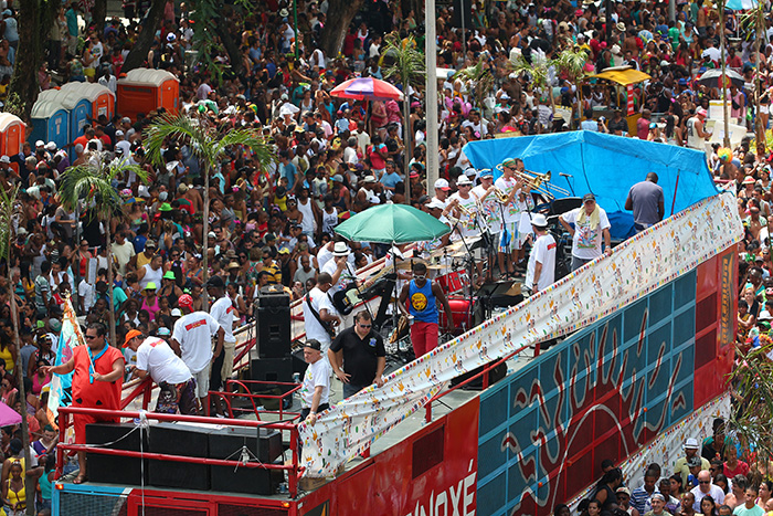 Com tradição, irreverência e alegria 2 No trio elétrico, Banda Daki promete marchinhas tradicionais por cerca de três horas de desfile entre a Igreja São Roque e a Catedral (Foto: Fernando Priamo)