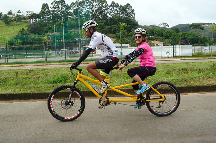   A aposentada Gracinda de Almeida Marques, 68 anos, a bordo de uma tandem como professor Toninho Toledo: "É maravilhosa, uma experiência incrível" (Foto: Olavo Prazeres)