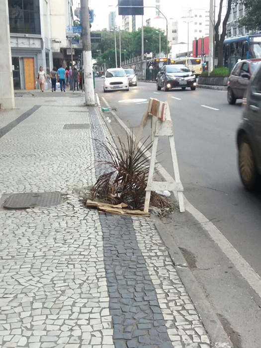 Obstáculo na Rio Branco 1 Buraco incomoda pedestres que utilizam o passeio (Foto: Juliana Netto)