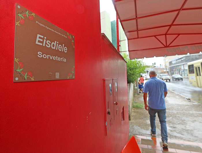 Professores de alemão instalam placas bilíngues em estabelecimentos comerciais da Cidade Alta 2 Uma das placas mostra à população como se escreve sorveteria em alemão (Foto: Leonardo Costa)