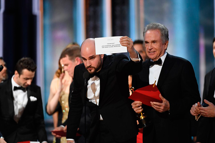Academia se pronuncia sobre erro no anúncio de Melhor Filme 1 Produtor de La La Land - Cantando Estações, Jordan Horowitz , mostra o envelope correto com o nome do vencedor de Melhor Filme (Foto: Divulgação)