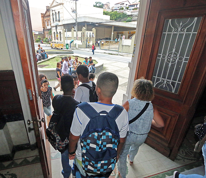Na Escola Normal, 19 turmas do 1º ao 5º ano do ensino fundamental foram dispensadas de manhã e à tarde (Foto: Leonardo Costa)