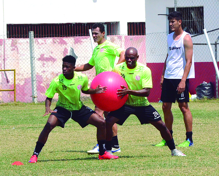 Atacante Ademilson (com a bola), 42 anos, não está nos planos de renovação do Baeta (Foto: Olavo Prazeres) 