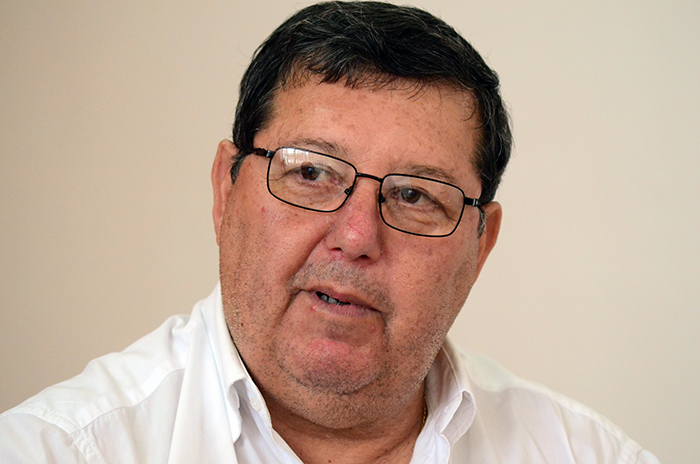 "O prefeito está 'fazendo das tripas coração' para que essa obra comece de imediato. Mas existe um empecilho de licença do ginásio que se chama Corpo de Bombeiros, aponta o secretário (Foto: Olavo Prazeres) 