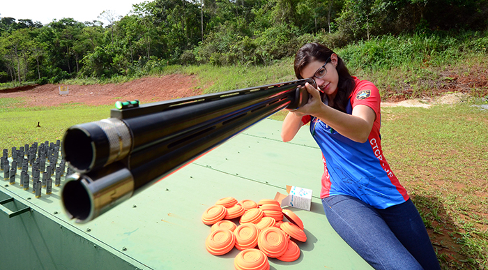 Mundial na mira de Priscila 1 "Quando dizem que não consigo fazer algo é aí que vou mesmo. Falam que a arma é pesada para uma mulher, mas recentemente treinei com a esquerda e o que me disseram foi que viam homens que não conseguiam atirar tão bem com a 'mão boa'. O atirador precisa de calma, concentração e reflexo principalmente no tiro prático", destaca a jovem atiradora (Foto: Olavo Prazeres)