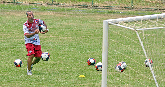 Ritmo de tudo ou nada 1 Leonardo Costa frase: "Puxei a carga toda para mim, deixando eles à vontade para jogar futebol. Eu detectei dois jogadores que não estavam dormindo por causa da pressão" Ailton Ferraz, técnico do Tupi (Foto: Leonardo Costa)