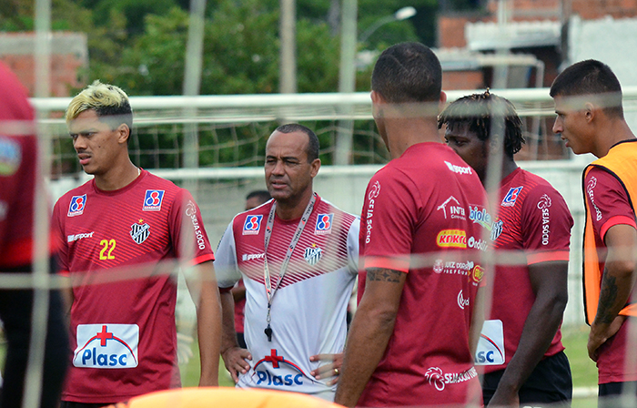 "Que joguem com alegria, buscando o gol, defendendo forte. Um time amigo para que a vitória venha. E ela vai chegar", diz o técnico Ailton Ferraz (Foto: Marcelo Ribeiro)