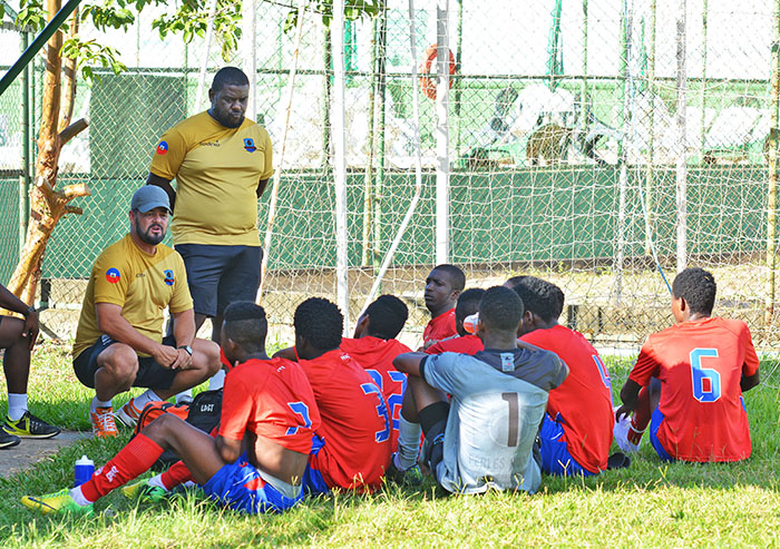 Sorriso no rosto e bola nos pés 1 Equipe haitiana Pérolas Negras esteve em Juiz de Fora na última semana e participou de amistosos com times locais (Foto: Marcelo Ribeiro)