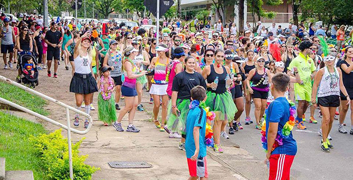 A folia começa cedo 3 Corredores e atletas concentram-se na UFJF para o bloco CarnaRun, como na edição passada (Foto; Danylo Goto)