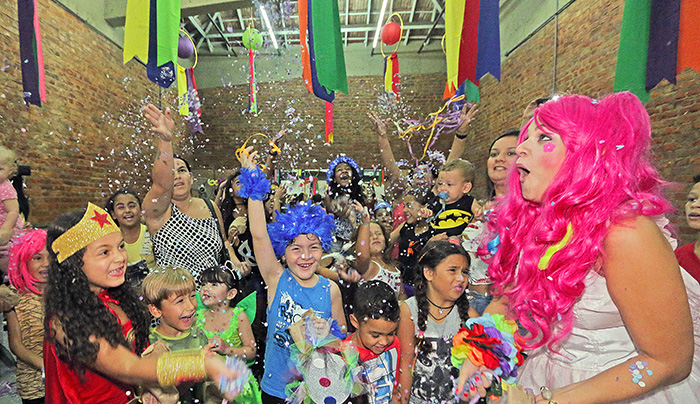 Trupe Gabi Gabizoca anima criançada em matinê de carnaval 2 Crianças fantasiadas participaram de bailinho, oficinas e outras atividades comandadas por Gabi Gabizoca (Foto: Leonardo Costa)