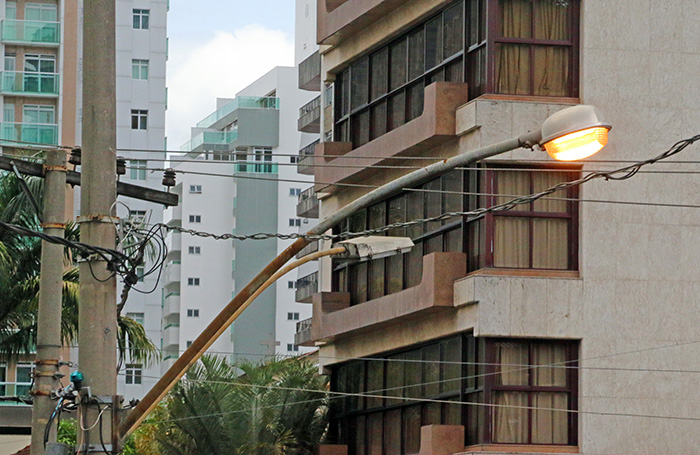 Luz permanece acesa desde, pelo menos, a tarde de quarta-feira (Foto: Leonardo Costa)