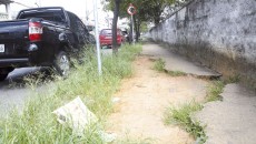 Degrau dificulta acesso de cadeirantes a ponto de ônibus 1 nn