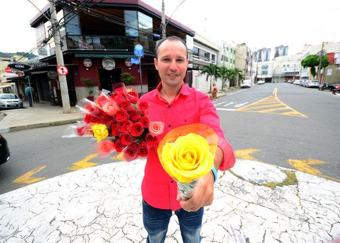 Wagner já virou noite com suas rosas, mas hoje para, no máximo, às 2h, rodando pelos bares da Zona Sul 