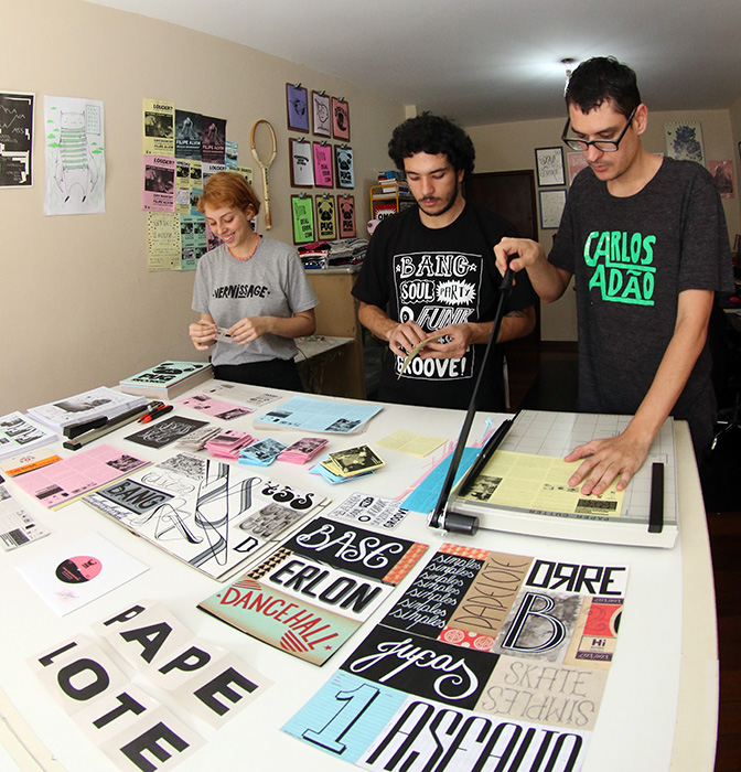 Turma da Papelote Press trabalha para terminar novas edições dos zines de bolso até março, quando acontece a Feira Plana (Foto: Fernando Priamo) 