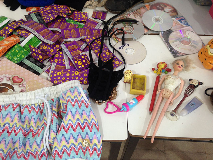Polícia Civil prende pedófilo que mantinha contato com meninas pela internet 1 Polícia Civil apreendeu material na casa do suspeito( Foto: Divulgação/Polícia Civil)