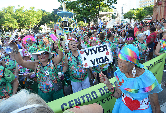 Animada, Nair Silva, 97 anos, abriu o desfile do bloco, que saiu da Praça Antônio Carlos em direção a Halfeld (Foto: Marcelo Ribeiro)