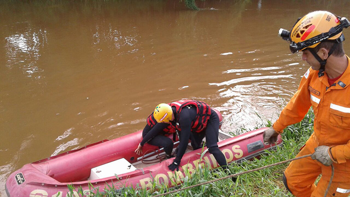 Bombeiros resgatam homem na outra margem do Paraibuna 2 (Foto: Divulgação/ Corpo de Bombeiros)