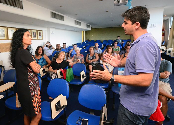 Sind-UTE faz manifestação na Superintendência de Ensino 1 Participantes do ato se mostraram indignados com o processo, que qualificaram como desorganizado e desrespeitoso com a categoria (Foto: Olavo Prazeres)