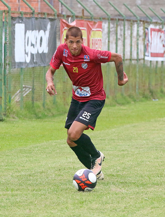 Testes, lesão e novo volante no Tupi 1 Jovem zagueiro, Euller apareceu como surpresa na lateral direita nessa manhã, em Santa Terezinha (Foto: Leonardo Costa)